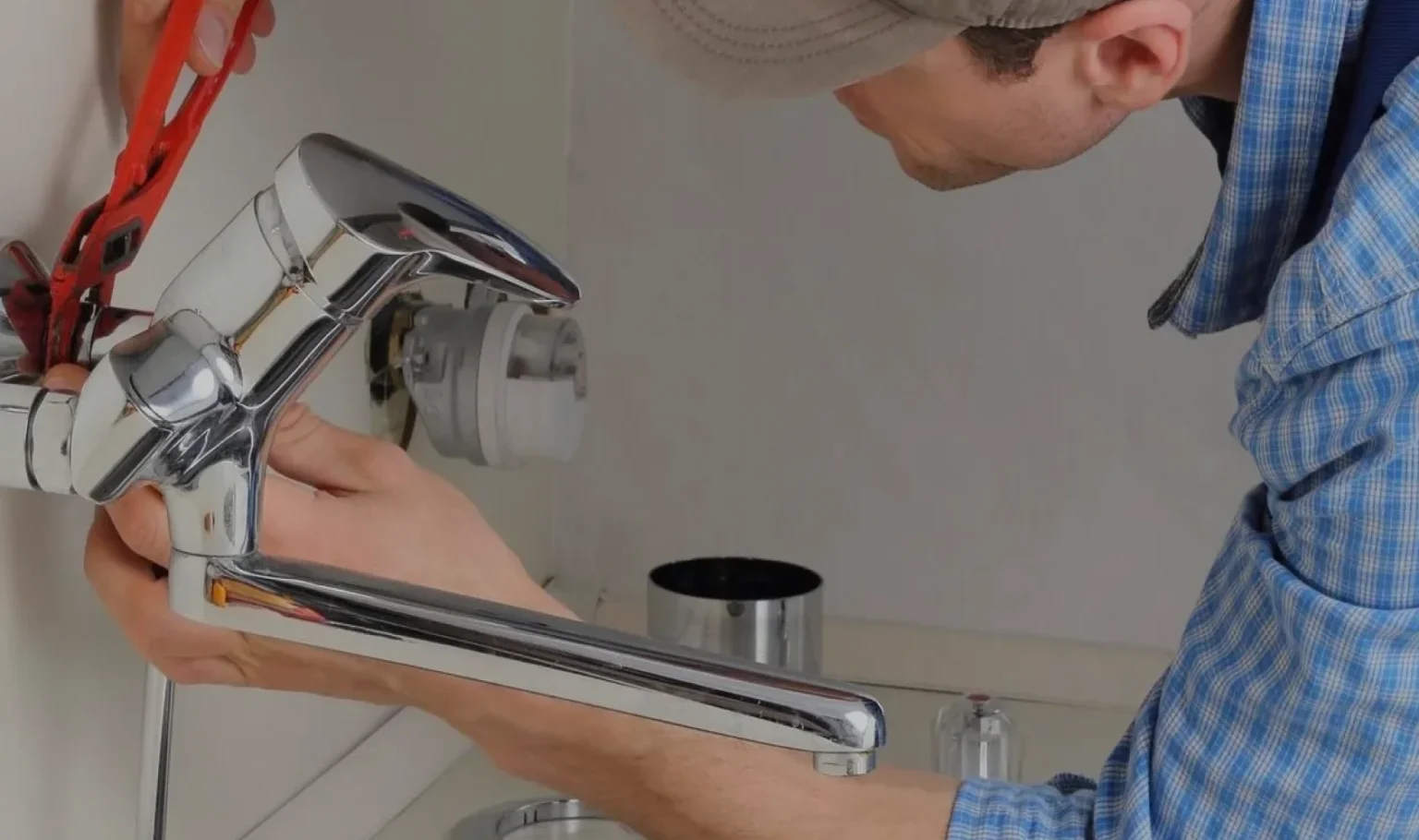 4 Signs You Need a Plumber